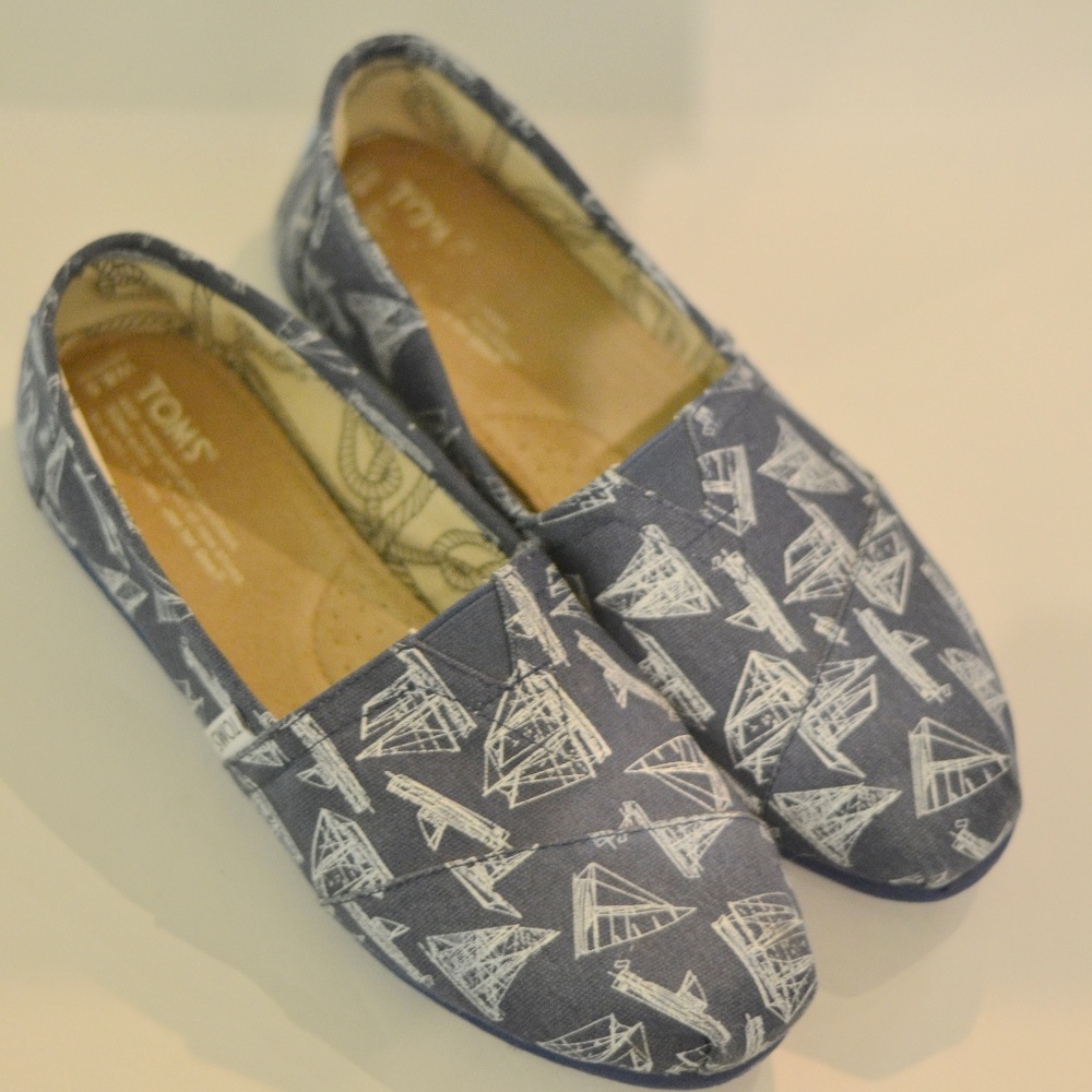Toms Canvas Slip Ons, Navy Boat Print Size 9